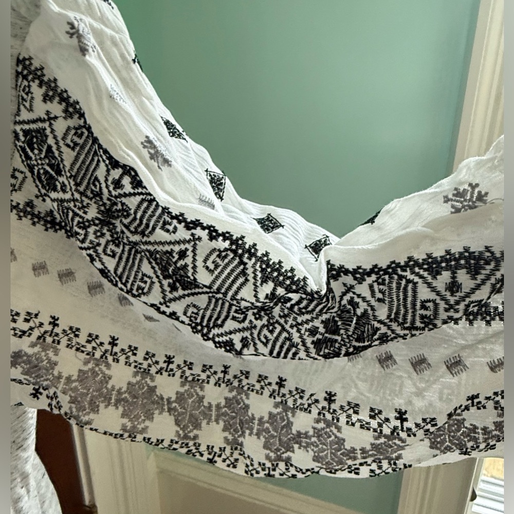 NWOT Hummingbird Plus Gray V-Neck Top with Long Sheer Embroidered Sleeves - Picture 9 of 10